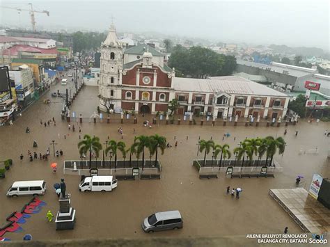 Flood in Balanga City, Bataan reaches chest level .